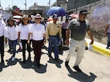 Azucena Cisneros (c.), ayer, en calles del barrio Santa Cruz Venta de Carpio.