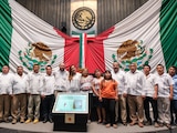 Al centro de la imagen, la Gobernadora constitucional.