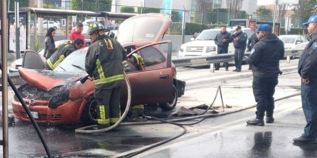 Reportan incendio de un vehículo en la en alcaldía Cuajimalpa