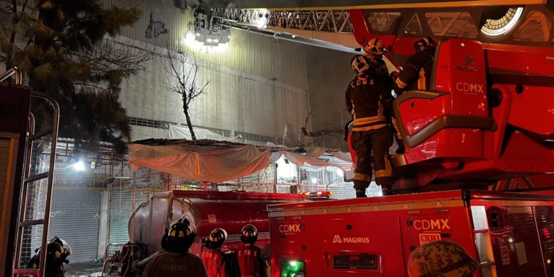 Llamas consumieron bodega de tenis en colonia Morelos de la alcaldía Cuauhtémoc.