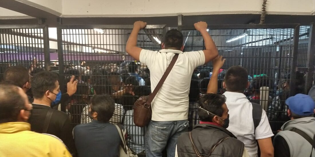 Usuarios se hacen espacio trepándose a las barreras.