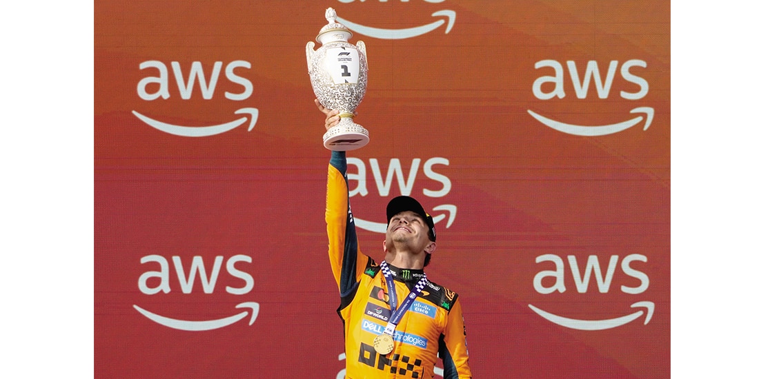 Norris festeja con el trofeo que obtuvo, ayer, en el GP de Hungría.