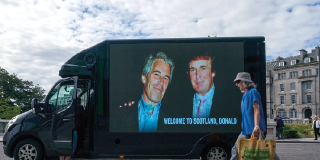 Una fotografía de Trump y Epstein se exhibe en el centro de Aberdeen, ayer.