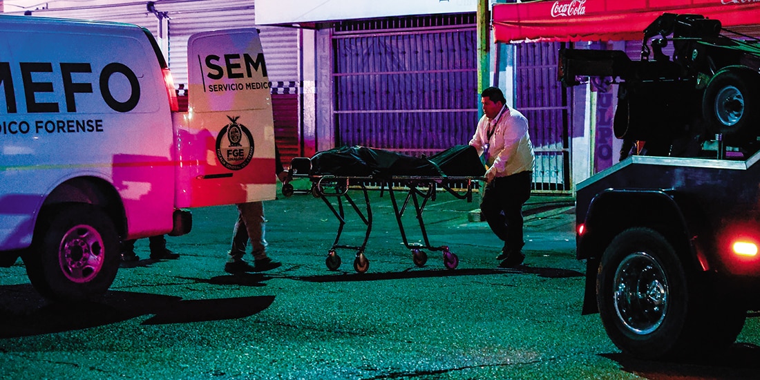 Personal forense atiende un reporte en Culiacán, el pasado 23 de diciembre.