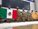 elementos militares del agrupamiento de ayuda humanitaria “Cali”, ayer, antes de partir hacia Colombia.
