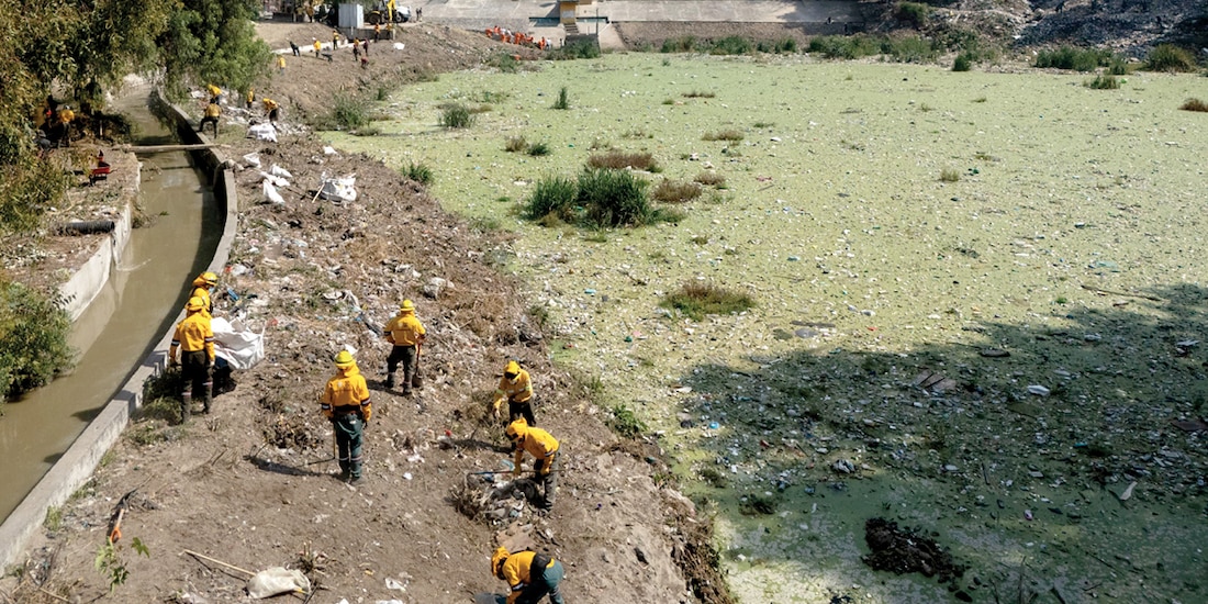 Trabajadores del Gobierno capitalino durante las labores de limpieza del Río Becera, ayer.