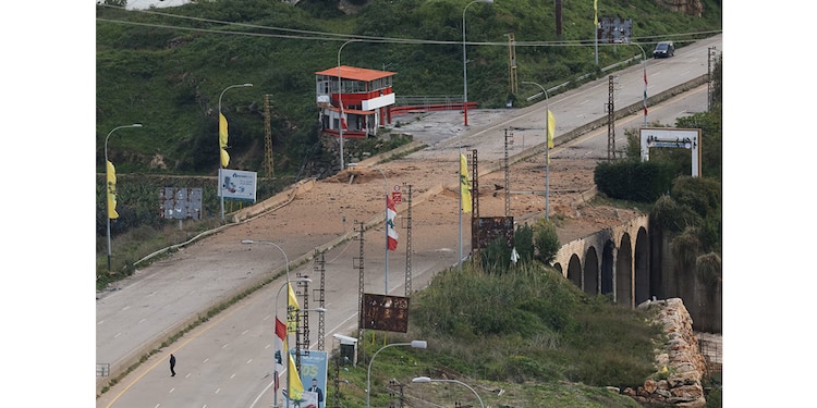 Escombros cubren la zona dañada de un puente tras un ataque israelí, ayer.