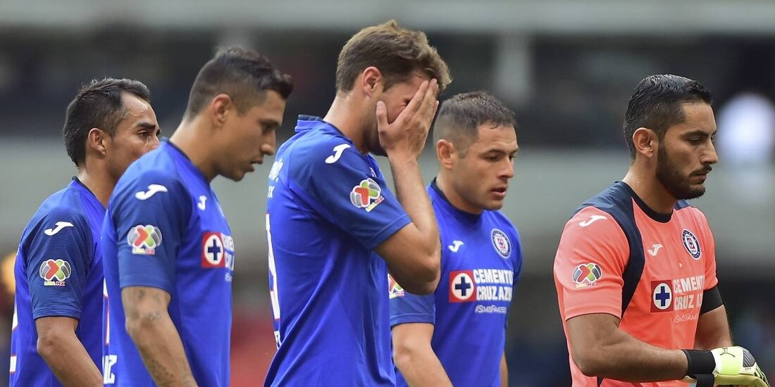 Jugadores del conjunto cementero lamentan su tropiezo ante el Atlas en la Fecha 1 del Clausura 2020.