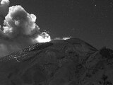 Popocatépetl emite ceniza.