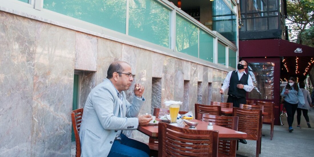 Restaurantes brindan servicio en calles y terrazas, para mantener la reapertura del sector, el pasado 21 de enero.