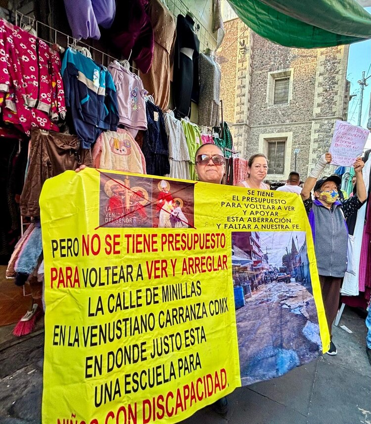 Algunas personas se manifestaron en contra de la exposición de Cháirez, ayer.