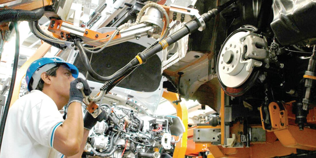 Trabajador de una planta ensambladora de autopartes, en imagen de archivo.