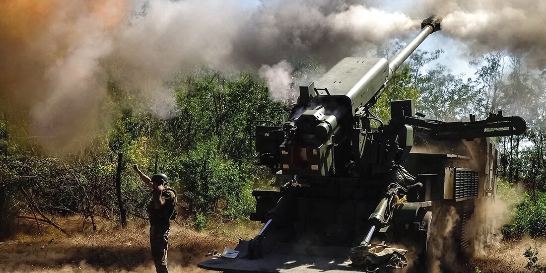 Un miembro de las Fuerzas Armadas de Ucrania dispara un obús, ayer.