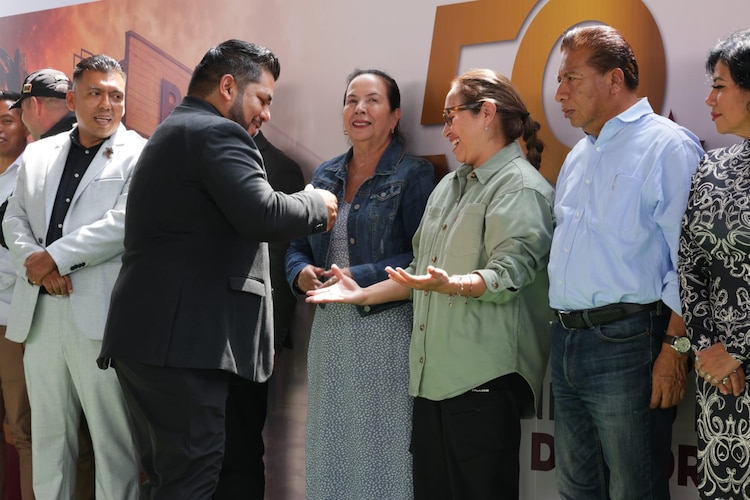 La alcaldesa de Ecatepec, Azucena Cisneros, en el 50 aniversario del Cuerpo de Bomberos del municipio.