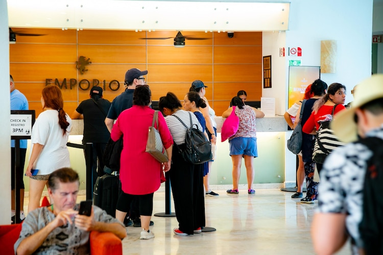 Turistas en el hotel Emporio de Acapulco.