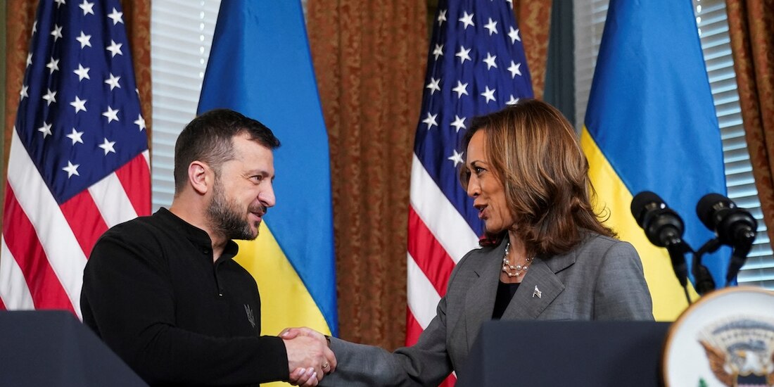 Volodimir Zelenski, presidente de Ucrania, saluda a Kamala Harris durante una conferencia conjunta, ayer.