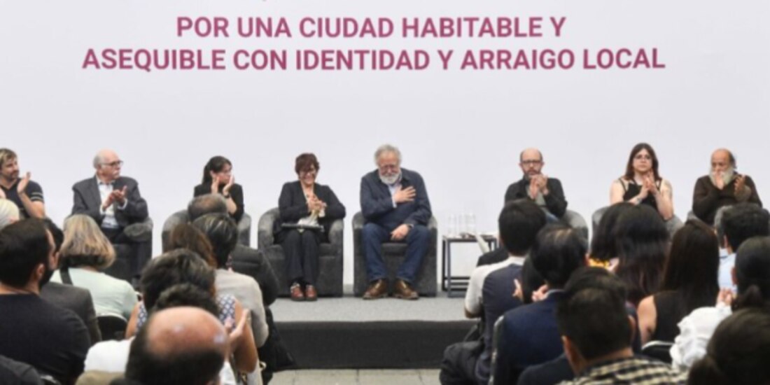 Alejandro Encinas, ayer, durante el Foro Por una ciudad habitable y asequible con identidad y arraigo local.