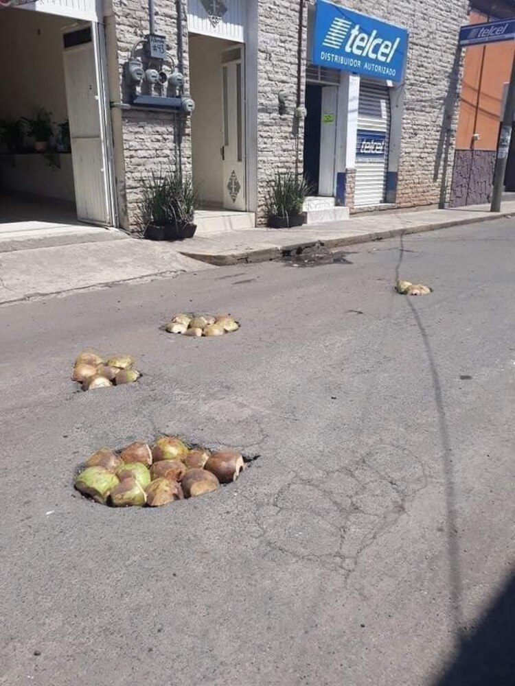 En redes sociales denuncian que los vecinos recurra a estas "soluciones" para rellenar los baches
