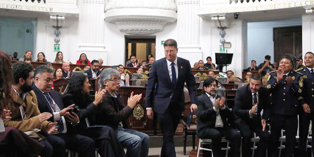 Pablo Vázquez, ayer, al subir a la Tribuna del Congreso capitalino.