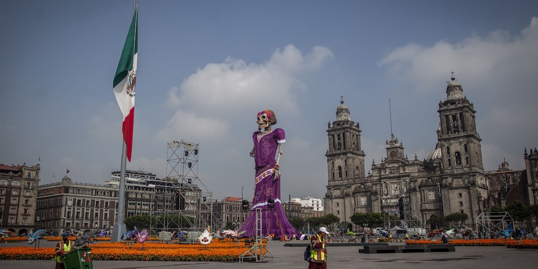 Últimos detalles de la Catrina gigante de 32 metros en el Zócalo