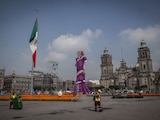 Últimos detalles de la Catrina gigante de 32 metros en el Zócalo