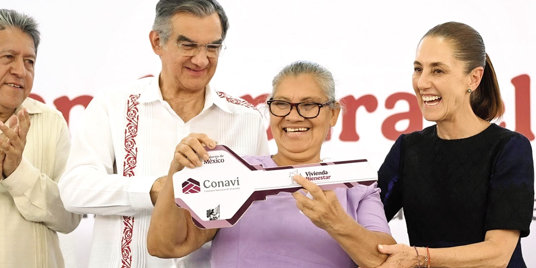 Américo Villarreal, gobernador de Tamaulipas, acompaña a la presidenta Claudia Sheinbaum durante la entrega de viviendas.