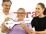 Américo Villarreal, gobernador de Tamaulipas, acompaña a la presidenta Claudia Sheinbaum durante la entrega de viviendas.
