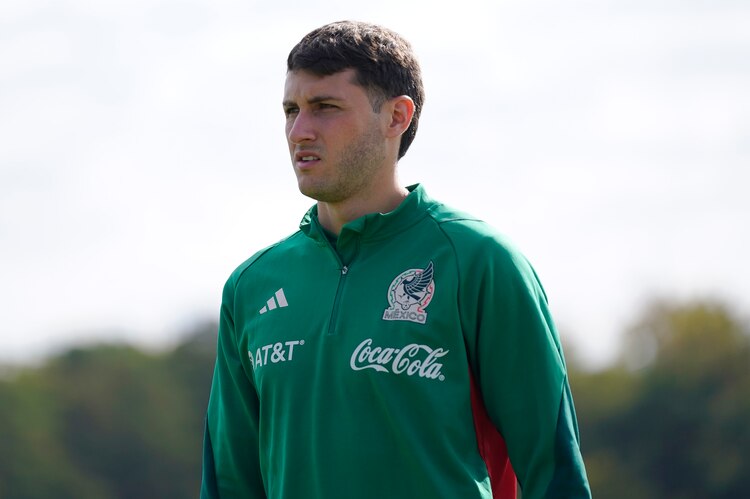 Santiago Giménez en un entrenamiento con la Selección Mexicana
