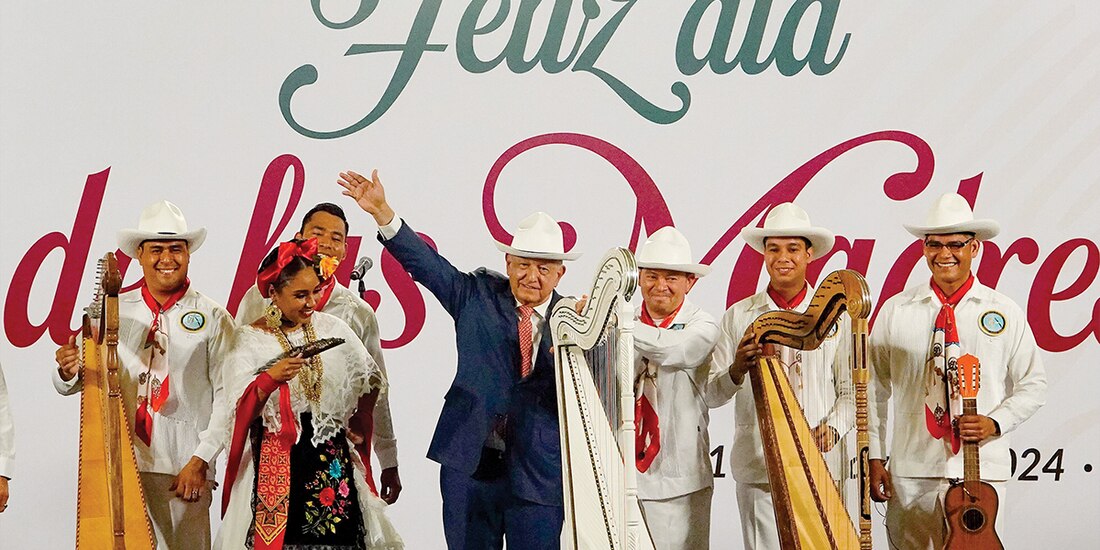 El presidente y un grupo de mariachis ayer en Palacio Nacional.
