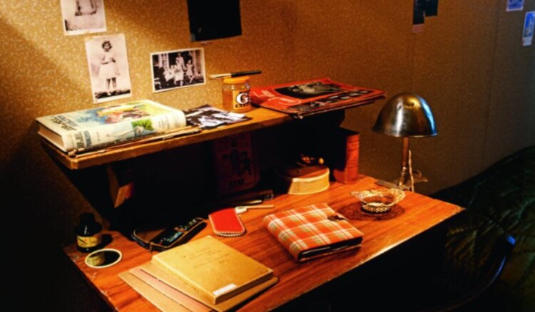 El escritorio de la habitación de Ana Frank y Fritz Pfeffer