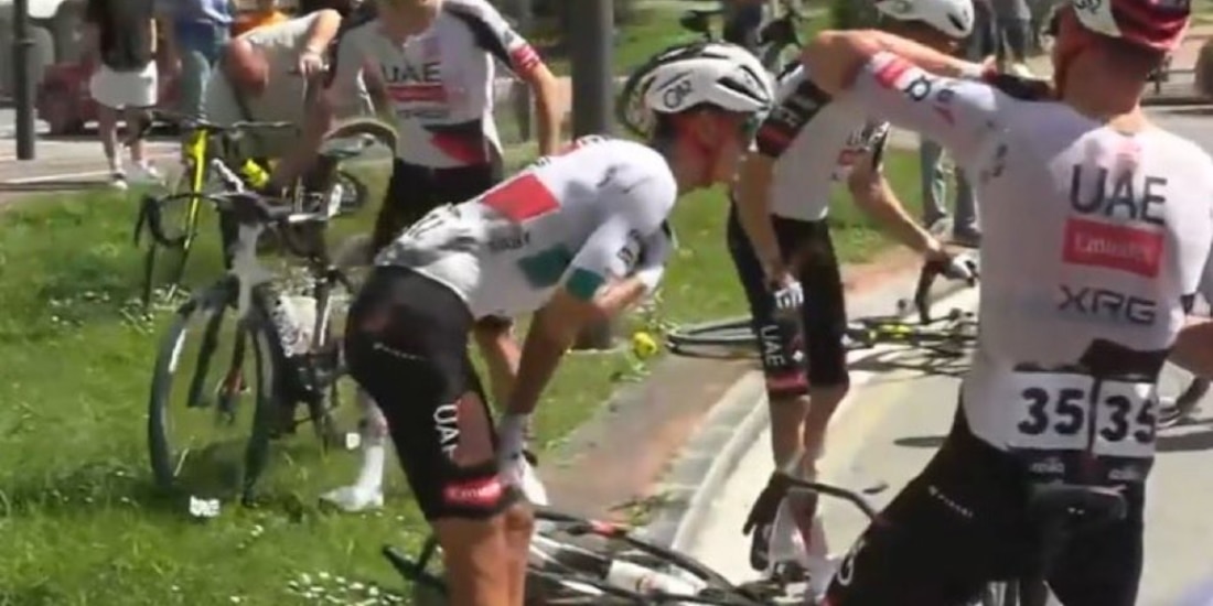 Isaac del Toro sufre caída en la Etapa 3 de la Vuelta al País Vasco.