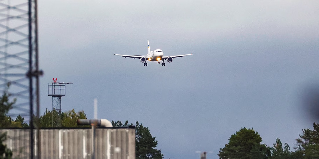 Un avión que transportaba al presidente de Ucrania, Volodimir Zelenski, aterriza en Gardermoen, Noruega, ayer.