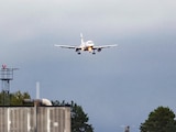 Un avión que transportaba al presidente de Ucrania, Volodimir Zelenski, aterriza en Gardermoen, Noruega, ayer.