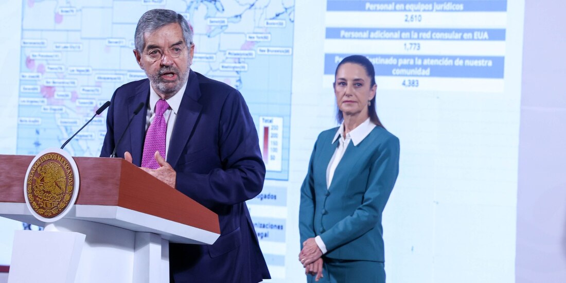 La Presidenta Claudia Sheinbaum, al fondo, y el titular de la SRE, Juan Ramón de la Fuente.