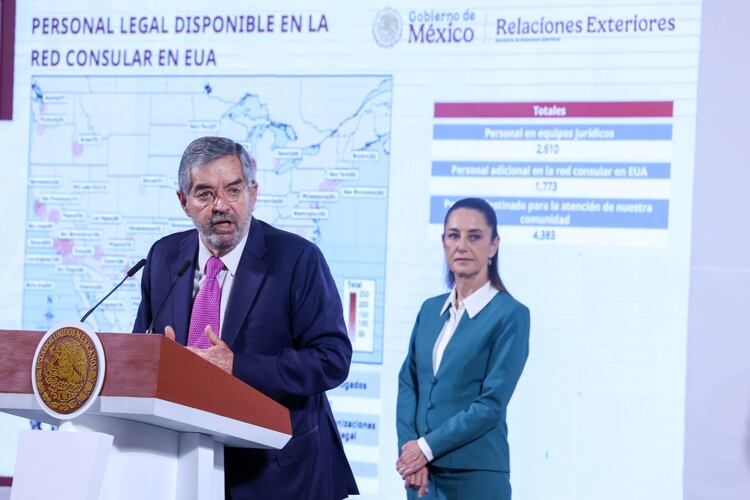 En fotografía de archivo, Juan Ramón de la Fuente y, al fondo, la presidenta Claudia Sheinbaum.