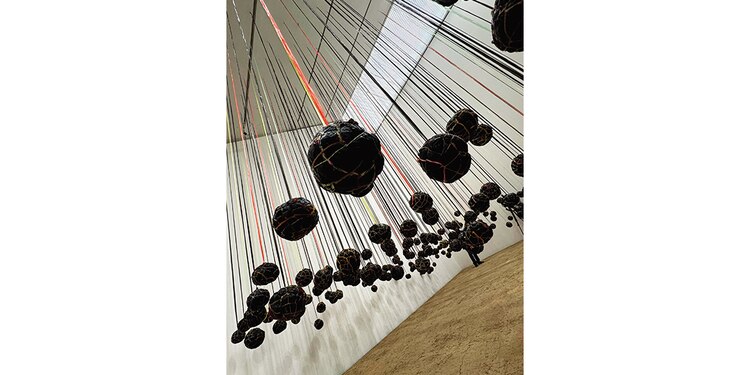 Suspended Playtime, de Wangechi Mutu.