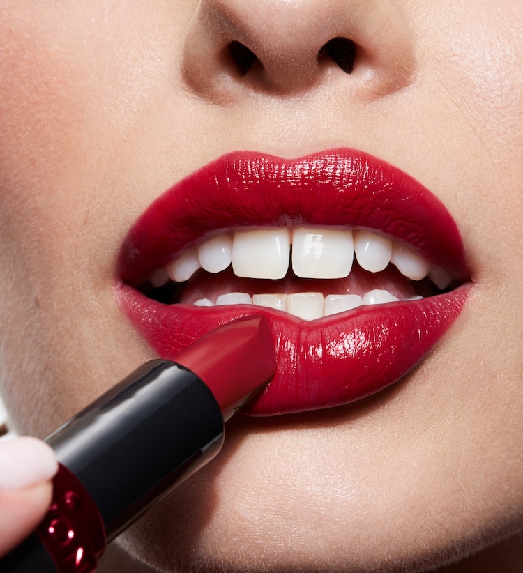 Un labial colorido transforma la actitud