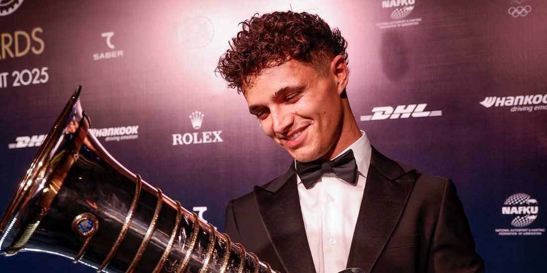 Lando Norris observa su trofeo de campeón de la Fórmula 1.