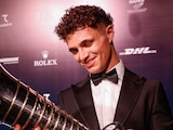 Lando Norris observa su trofeo de campeón de la Fórmula 1.