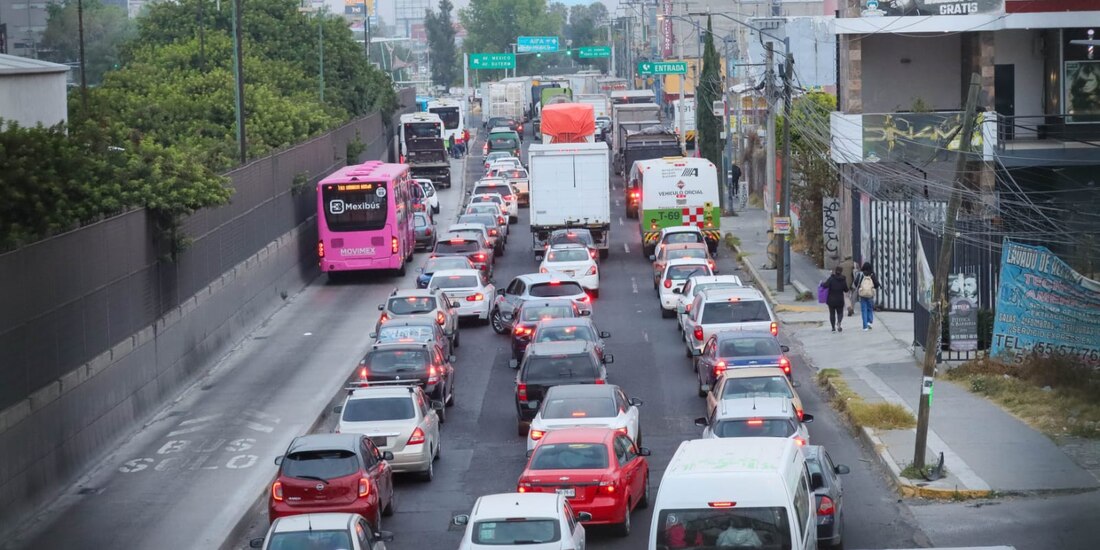La Vía Morelos, al igual que otras vialidades, se convirtió en un enorme estacionamiento por la protesta de ayer.