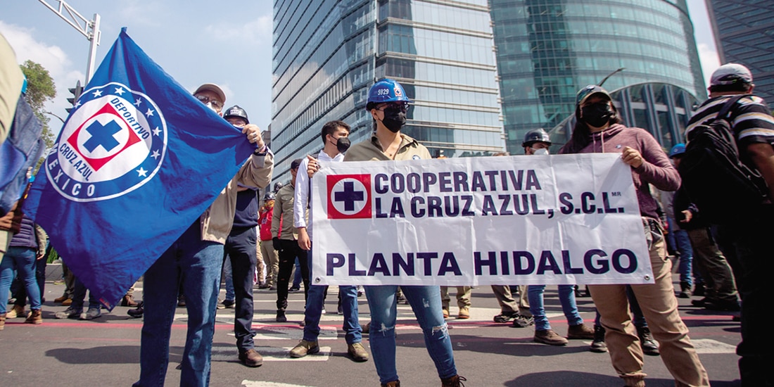 TRABAJADORES de la cementera Cruz Azul, de la planta de Tula, en una protesta en la CDMX en agosto de 2022.
