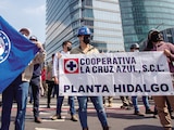 TRABAJADORES de la cementera Cruz Azul, de la planta de Tula, en una protesta en la CDMX en agosto de 2022.