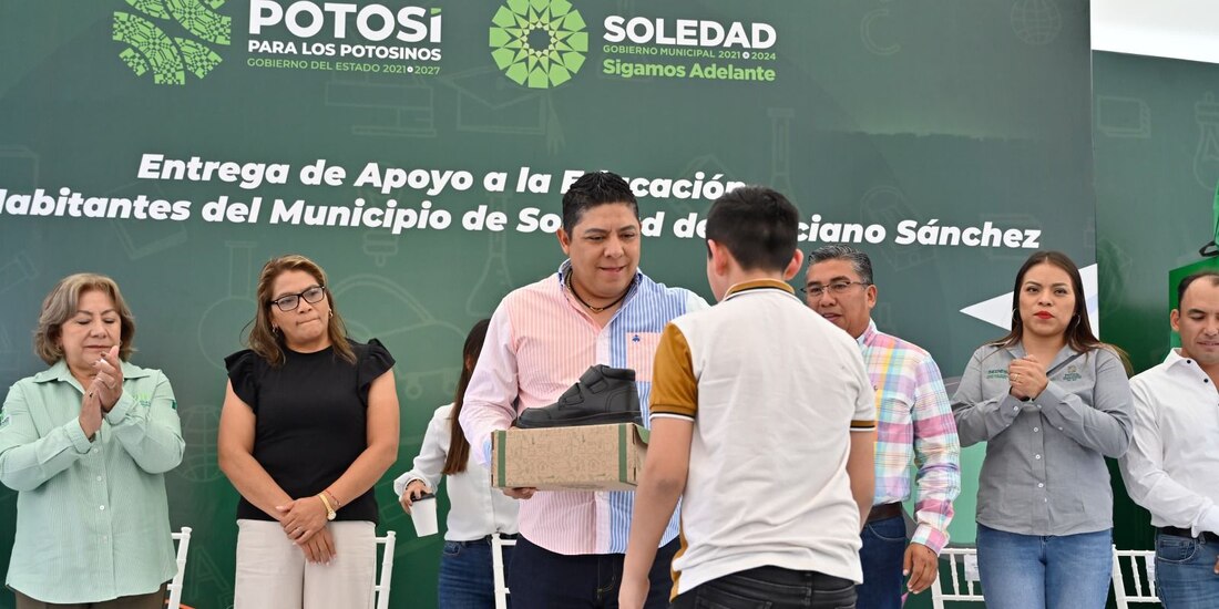 Gobernador Ricardo Gallardo Cardona entrega mochilas a estudiantes de Soledad de Graciano Sánchez.