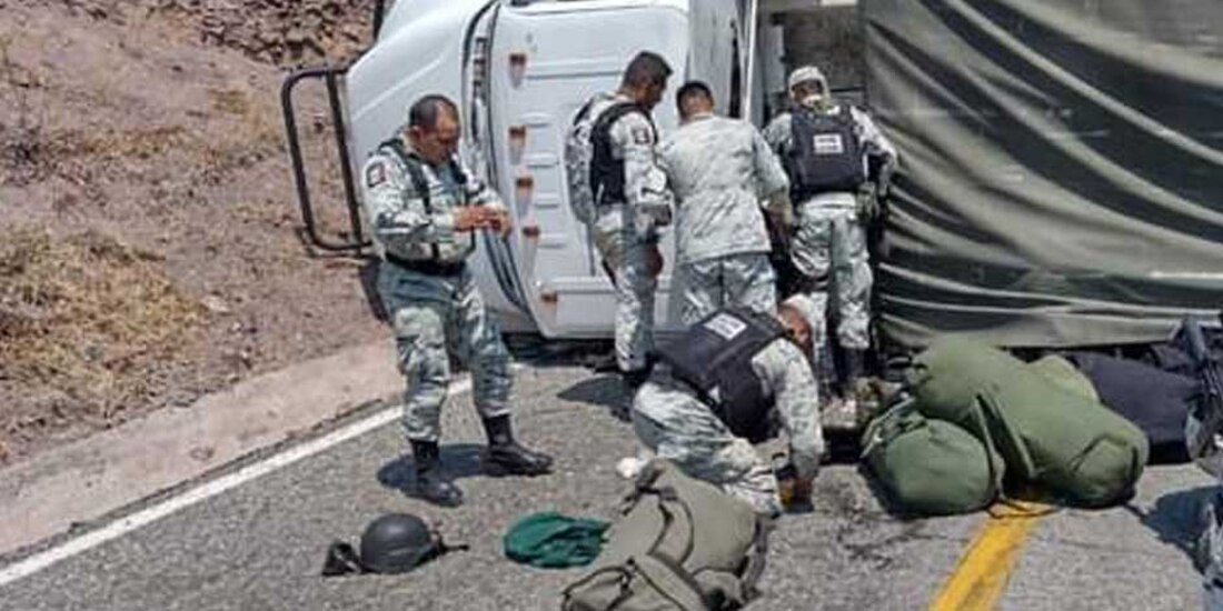Camión de la Guardia Nacional vuelca en Oaxaca