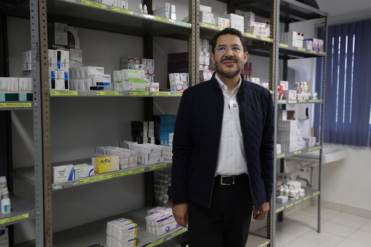 Martí Batres detalla el plan de expansión de infraestructura hospitalaria y contratación de especialistas para 2026.