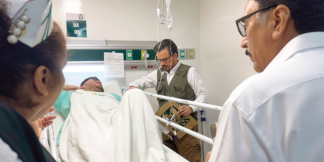 Zoé Robledo, director general del IMSS, ayer, en una visita a los pacientes en el Hospital General de Zona No. 2 en Salina Cruz, Oaxaca.