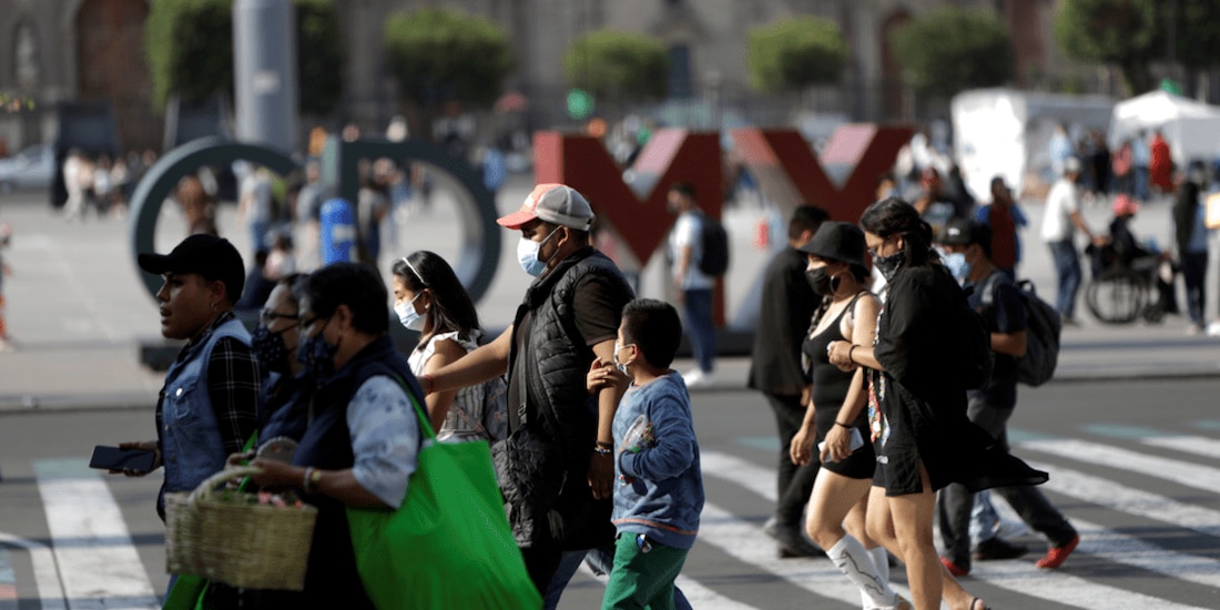 Habitantes de la CDMX siguen con acciones preventivas, como el uso de cubrebocas, por el riesgo COVID-19.