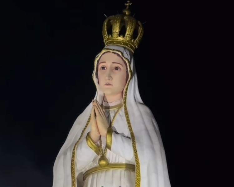 Estatua de la Virgen de Fátima en Brasil