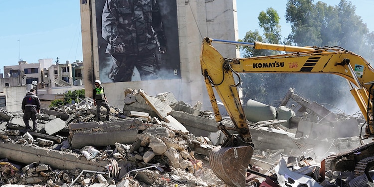 Cartel muestra al fallecido comandante militar de Hezbolá, Imad Mughniyeh, el 5 de marzo.