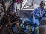 Migrantes, en su mayoría venezolanos, hondureños y salvadoreños, aguardan en un campamento improvisado a las orillas del río bravo, su proceso de cita para solicitud de asilo en Estados Unidos